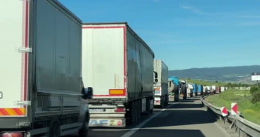 TEM otoyolu'nda kamyon, cipi önüne katıp sürükledi: 2 yaralı