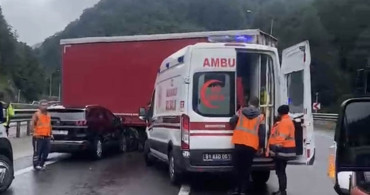 TEM otoyolu'nda tırdan ayrılan dorseye otomobil çarptı: 2 yaralı