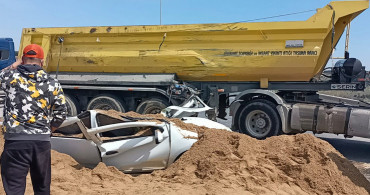 TEM'de Korkutan Kaza' Kum Yüklü Tır Otomobilin Üzerine Devrildi