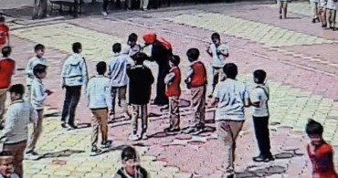 Teneffüs Sırasında Fenalaşan Öğrenciye Öğretmenden Hayat Kurtaran Müdahale