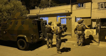 Teröre darbe üstüne darbe vuruluyor: 12 ilde eş zamanlı dev operasyon