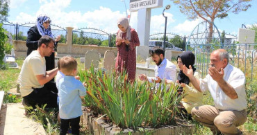 Terzibaba Mezarlığı'nda Kurban Bayramı Arifesi Yoğun Geçti