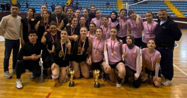 Tevfik İleri Anadolu Lisesi Voleybolda Şampiyon Oldu