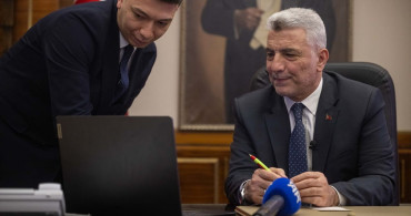 Ticaret Bakanı Ömer Bolat, AA'nın Yılın Kareleri Oylamasına Katıldı