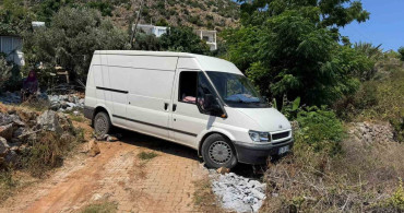 Ticari araç çıkmaz sokakta kaza yaptı, sürücü itfaiye ekipleri tarafından kurtarıldı