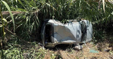 Ticari araç ile çarpışan otomobil bahçeye devrildi: 2 yaralı