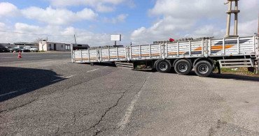 Tır Dorsesi Yolu Trafiğe Kapattı