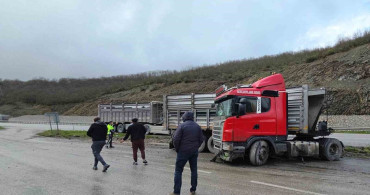 Tır Makaslayarak Kaza Yaptı: Sürücü Yaralandı