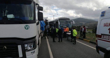 Tır Trafik Işıklarında Bekleyen Araçlara Çarptı