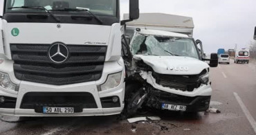 Tır ve Kamyonet Çarpıştı: İki Yaralı