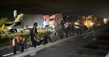 Tırın Dorsesi Hız Tespit Direğine Çarptı