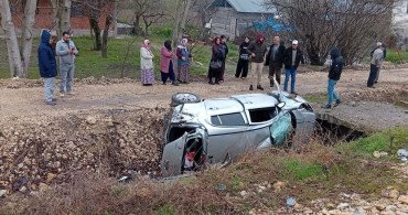 Tokat'ta Hafif Ticari Araç Kanalda Devrildi
