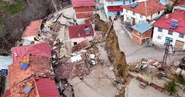 Tokat’ta heyelanlar köyü ikiye böldü: Felaketin boyutu havadan görüntülendi