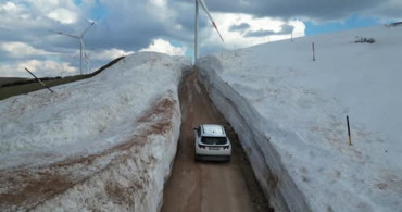 Tokat'ta Kar Duvarları Arasında Bir Yol
