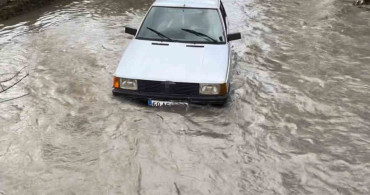 Tokat'ta Taşkında Mahsur Kalan Araç Kurtarıldı