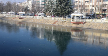 Tokat'ta Yeşilırmak Nehri Kısmen Dondu