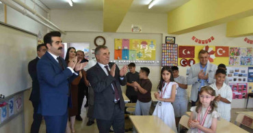 Tomarza'da protokol, öğrencilerin karne heyecanına ortak oldu