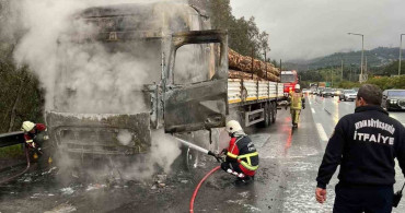 Tomruk Yüklü Tıra Yangın İtfaiye Ekipleri Müdahale Etti