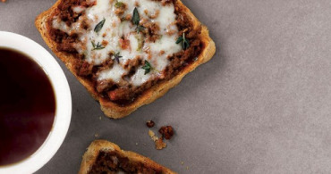 Tost Ekmeği İle Kıymalı Pizzalar Tarifi 