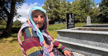 Trabzon'da bir kadın, kaybettiği eşinin ve oğlunun mezarını her gün ziyaret ediyor