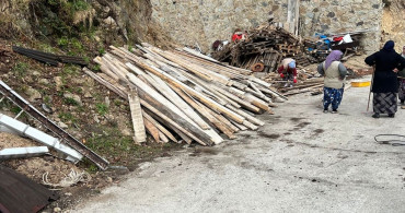 Trabzon'da Fırtına Otomobillere Zarar Verdi