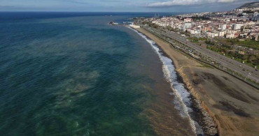 Trabzon'da Fırtına Sonrası Kıyılar Çamurla Kaplandı