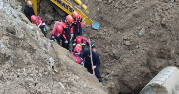 Trabzon'da İş Makinesi Operatörü Göçükten Kurtarıldı