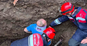 Trabzon'da toprak altında kalan işçi itfaiye ekipleri tarafından kurtarıldı