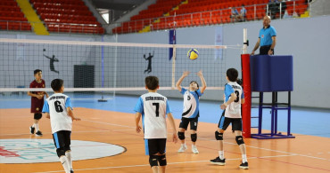 Trabzon'da Voleybol Küçükler Yarı Final Müsabakaları Başladı
