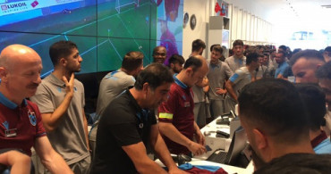 Trabzonspor'da forma satışı yapan Başkan Ahmet Ağaoğlu'na Futbolculardan Sürpriz! 