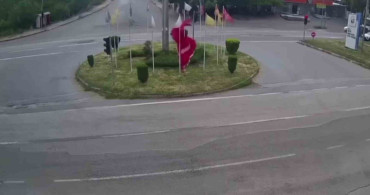Trafiğe Rağmen Türk Bayrağı 1 Dakikada Yerinden Kaldırıldı