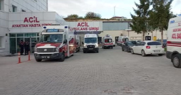 Trafik Kazası: Taraftarları Taşıyan Midibüs Devrildi