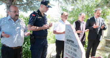Trafik kazasında hayatını kaybeden genç gazeteci burak erdoğmuş mezarı başında anıldı