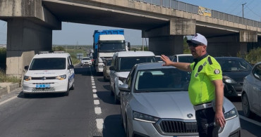 Trafik Polisi Örneği: Yolda Güvenlik İçin Süpürge Kullandı