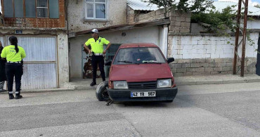 Trafik uygulamasından kaçmaya çalışan sürücü duvara çarptı