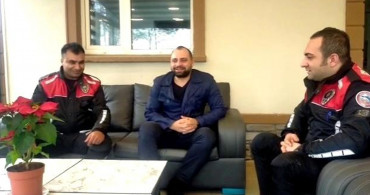 Trafikte Doğum Sancısına Yakalanan Aileye Polis Yardım Etti