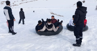 Traktör Lastikleriyle Kayak Yarışı