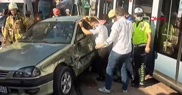 Tramvay ve Otomobil Çarpıştı!