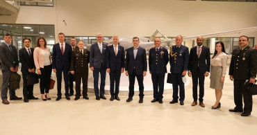 Tüm Dünyanın Gözü Kulağı SİHA'larda! O Ülkenin Savunma Bakanı Hayranlıkla İnceledi: ''Dünya Standartlarında''
