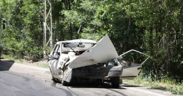Tunceli'de kamyonetle kafa kafaya çarpışan Fiat Tofaş hurdaya döndü: 1 ölü, 5 yaralı