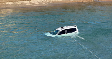 Tunceli'de Munzur Çayı'na Düşen Araçtan Sürücü Kurtarıldı
