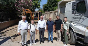 Turgutlu'da halı saha yenileme çalışmaları sürüyor