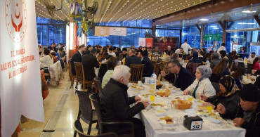 Turgutlu'da İftar Programı: Çocuklar ve Huzurevi Sakinleri Bir Araya Geldi