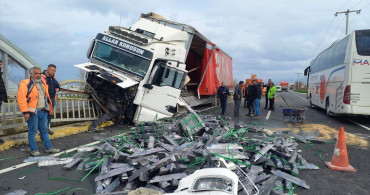 Turgutlu'da Tır Kaza Yaptı: Sürücü Yaralandı