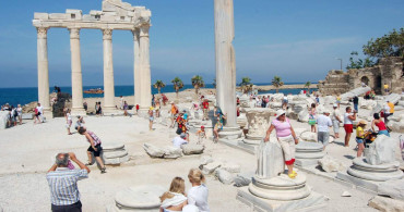 Turizm’de hedef yükseltildi: 56 milyar dolar gelir bekleniyor