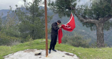 Türk Bayrağına Saygı: Öğrenciden Anlamlı Davranış
