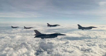 Türk jetlerinden gövde gösterisi: Yunan uçaklarına rağmen eğitimi tamamladılar