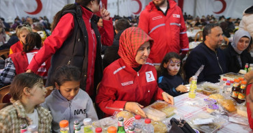 Türk Kızılay Başkanı Yılmaz, Hatay'da Depremzedelerle İftar Yaptı
