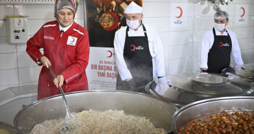 Türk Kızılay Ramazan'da İhtiyaç Sahiplerine Sıcak Yemek Desteğine Devam Ediyor