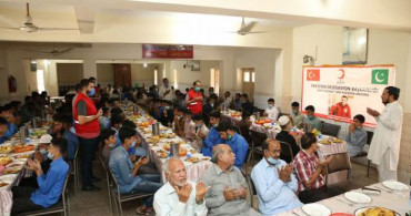 Türk Kızılayı Şehit Personeli İçin Pakistan'da Yetimlere Yemek Dağıtıldı